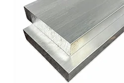 Thick-gauge flat conductive busbar