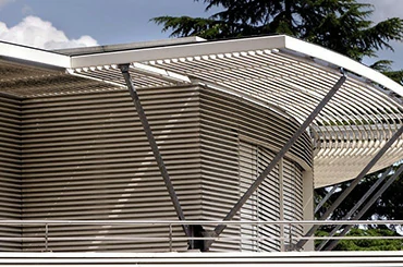 Horizontal aluminum sun louvers