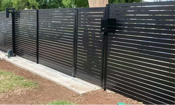 Horizontal aluminum privacy fence with modern slat design for villas, patios and outdoor projects