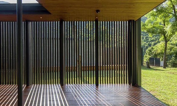 Semi-private aluminum fence system for patio, garden, terrace and light commercial outdoor spaces