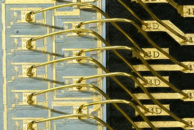 Gold bonding wire on chip pads