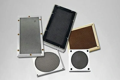 Panneaux de ventilation en nid d’abeille pour blindage EMI/RFI