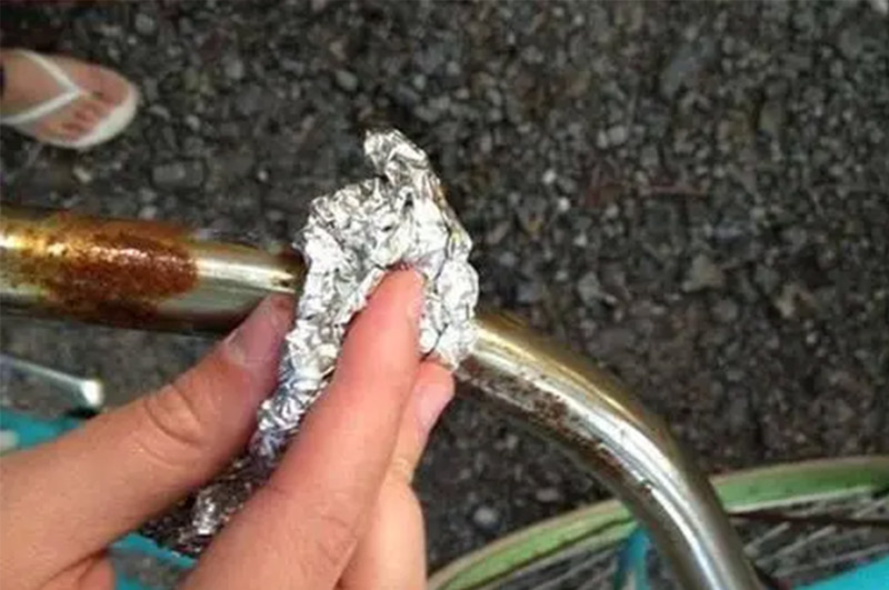 Polishing chromium alloy with aluminum foil