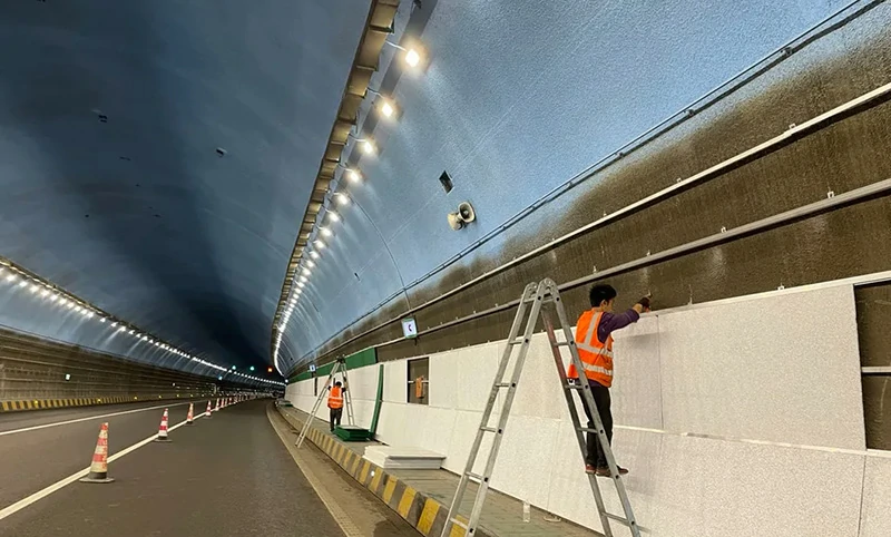 Installation von Schaumstoff-Aluminiumtunnel-Lärmschutzwänden