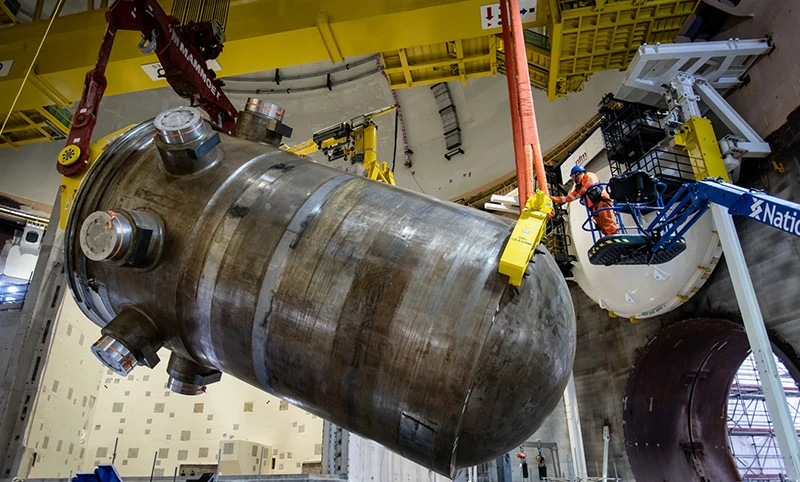 High-pressure end caps for nuclear reactors