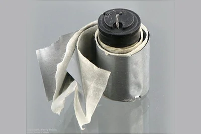 Capacitor pole piece