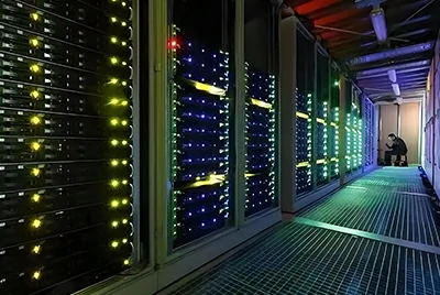 UPS and data center power distribution system