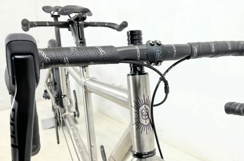 หลอดจักรยาน 6061-ที 6 ขัดเงาพร้อมสัญลักษณ์ sunburst แกะสลักบนท่อศีรษะ