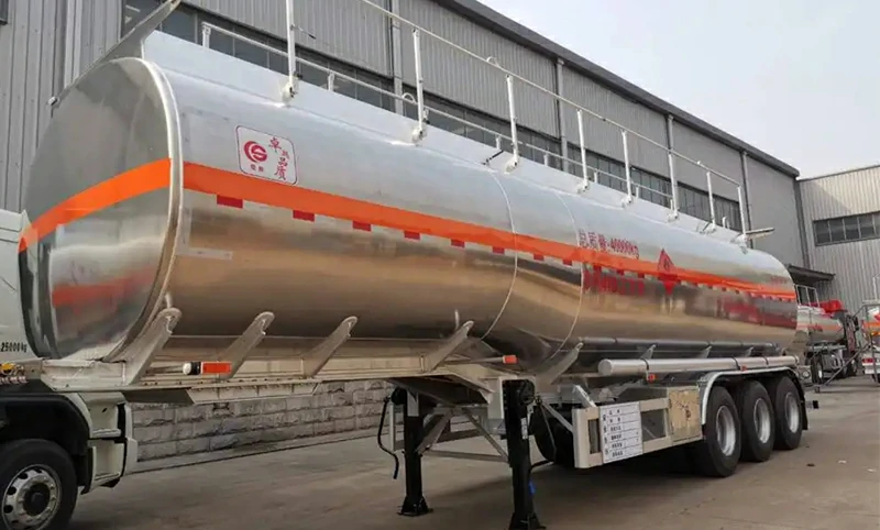 Lagertanks und Tankauflieger